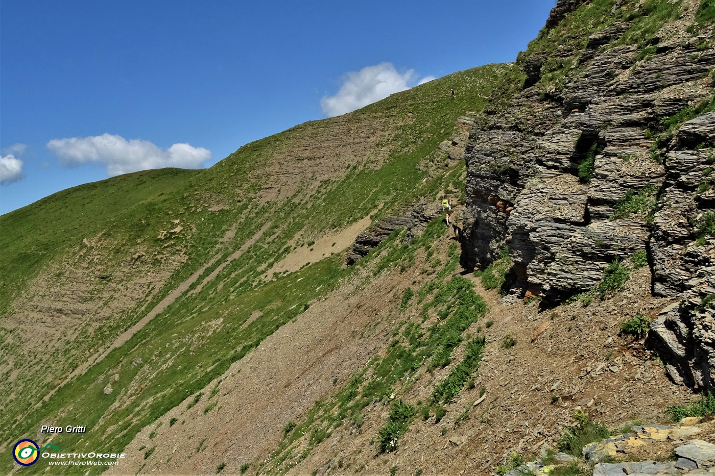 59 Salendo dal Passo di Valsanguigno-W in vetta al Pizzo Farno, qui in treverso a sx .JPG
